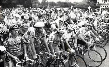 Iconographie - Course cycliste - Départ des coureurs