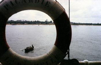 Iconographie - Georges Tanneau en chargement de bois dans la lagune Ebrié, Abidjan