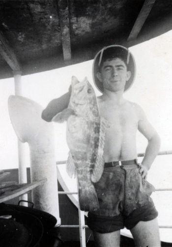 Iconographie - Georges Tanneau en cuisine de poissons