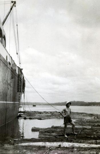 Iconographie - Georges Tanneau en escale du Bernières en lagune d'Abidjan