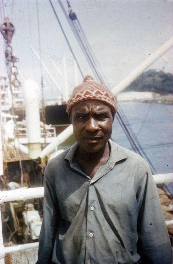 Iconographie - Georges Tanneau en chargement de bois dans la lagune Ebrié, Abidjan