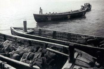 Iconographie - Georges Tanneau en chargement de bois dans la lagune Ebrié, Abidjan