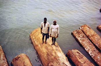 Iconographie - Georges Tanneau en chargement de bois dans la lagune Ebrié, Abidjan