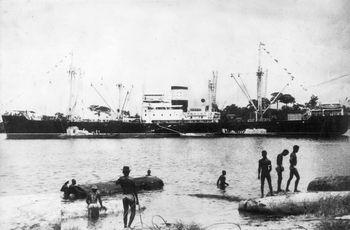 Iconographie - Le M/S Joseph Camaret dans la lagune d'Abidjan