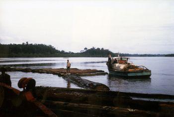 Iconographie - Georges Tanneau en chargement de bois dans la lagune Ebrié, Abidjan