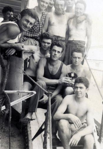 Iconographie - Georges Tanneau et ses camarades d'équipage à Pointe Noire, Congo