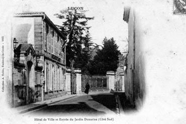 Iconographie - L'Hôtel de Ville et l'entrée du Jardin Dumaine