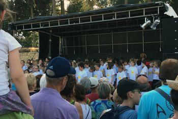 Iconographie - Semaine du Golfe - Concert du chœur d’enfants au Logeo