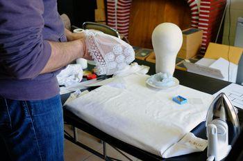 Iconographie - Mise en place du papier sous un fond de coiffe