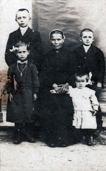 Iconographie - Baptistine, soeur de Pierre Pichaud avec ses enfants