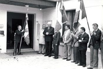 Iconographie - Dépôt du drapeau UNC 14-18 à la mairie