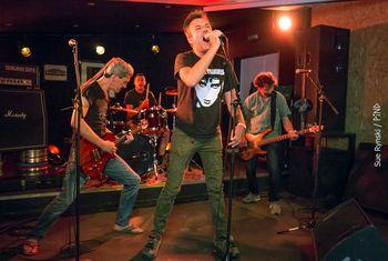 Iconographie - Concert du groupe Jello Biafine lors de la journée Punk is not dead au Zinor 