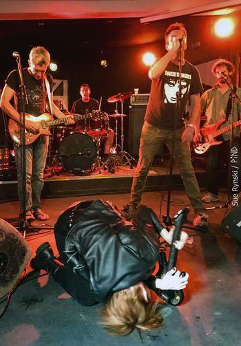 Iconographie - SueRynski au concert du groupe Jello Biafine lors de la journée Punk is not dead au Zinor