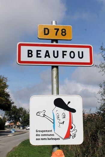 Iconographie - Panneau d'entrée de bourg et Groupement de communes aux noms burlesques