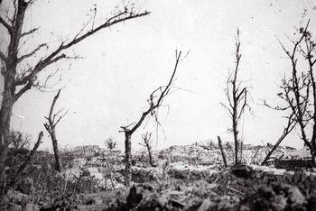 Iconographie - Vue d'un blockhaus allemand à gauche de leur barricade