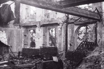 Iconographie - Intérieur du château de L'Échelle-Saint-Aurin, destructions