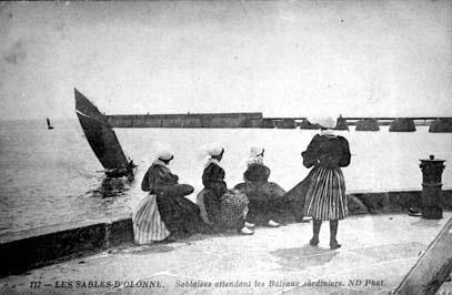 Iconographie - Sablaises attendant les bateaux sardiniers