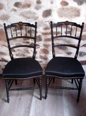 Iconographie - Réfection complète de 2 chaises style Napoléon III , finition cloutée