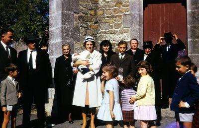 Iconographie - Sortie de l'église d'un baptême