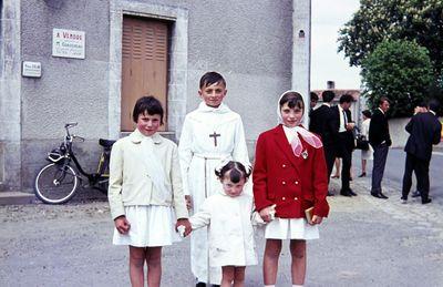 Iconographie - Sortie de l'église d'une cérémonie de communion