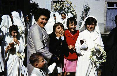 Iconographie - Sortie de l'église d'une cérémonie de communion