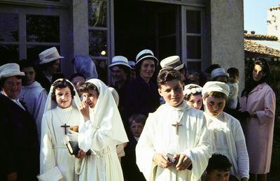 Iconographie - Sortie de l'église d'une cérémonie de communion