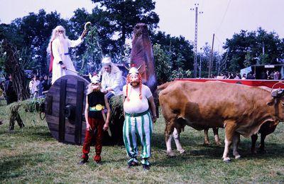 Iconographie - Kermesse locale - Le défilé : Astérix et Obélix