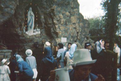 Iconographie - Cérémonie à la grotte de Lourdes