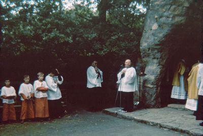 Iconographie - Cérémonie à la grotte de Lourdes