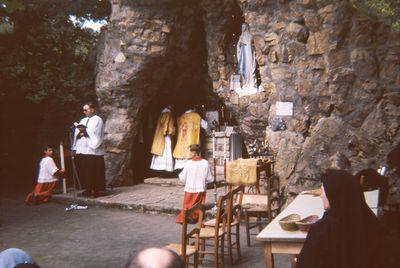 Iconographie - Cérémonie à la grotte de Lourdes