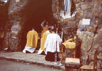 Iconographie - Cérémonie à la grotte de Lourdes