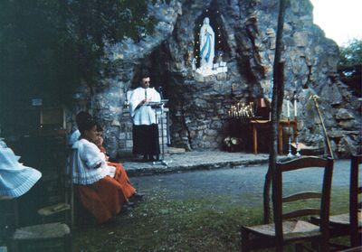 Iconographie - Cérémonie à la grotte de Lourdes