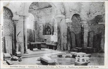 Iconographie - Intérieur du baptistère Saint-Jean - La piscine du baptême par immersion du IVe siècle