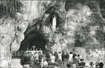 Iconographie - La grotte miraculeuse, dont le nouvel autel