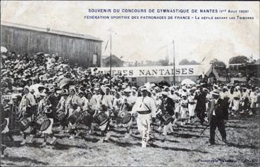 Iconographie - Souvenir du concours de gymnastique de Nantes - Le défilé devant les tribunes