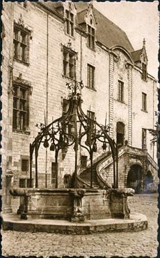 Iconographie - Cours du château des Ducs de Bretagne - Le puits de la Couronne d'Or