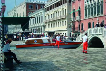 Iconographie - Vedette nautique ambulance à Venise