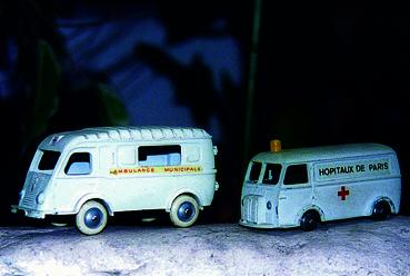 Iconographie - Fourgons Peugeot D4 et Renault ambulances miniatures 