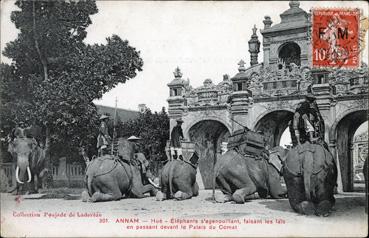 Iconographie - Annam - Hué - Elephantss'agenouillant faisant les laïs en passant devant le palais de Comat