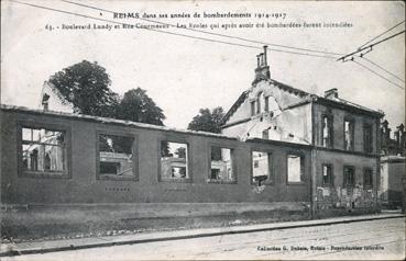 Iconographie - Boulevard Lundy et rue Courmeaux - Les écoles après avoir été bombardées furent incendiée