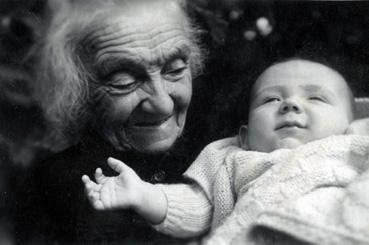 Iconographie - Grand-mère et son petit fils