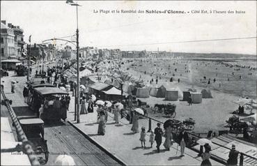 Iconographie - La plage et le remblai des sables-d'Olonne - Côté Est à l'heure des bains