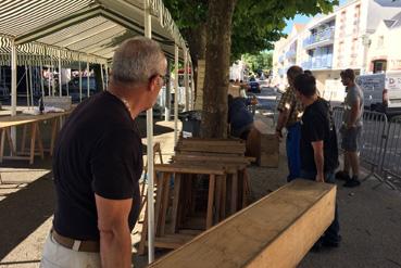 Iconographie - Feux de la Saint-Jean - Le montage des stands