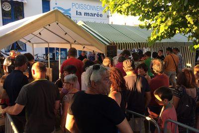 Iconographie - Feux de la Saint-Jean - File d'attente pour les repas