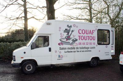 Iconographie - Camion de toilettage de chiens de Couaf'Toutou