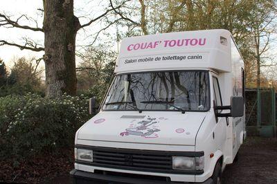 Iconographie - Camion de toilettage de chiens de Couaf'Toutou