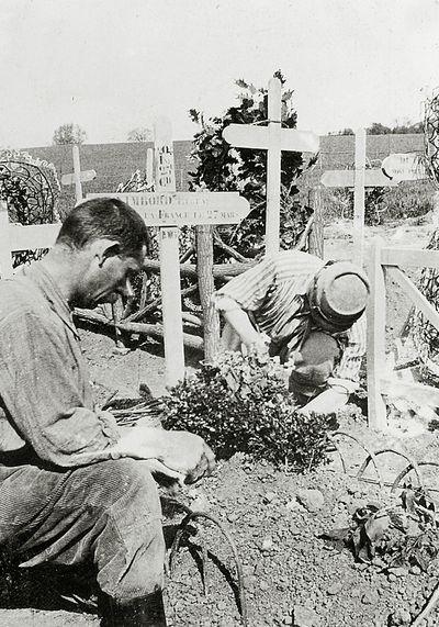 Iconographie - Les Poilus de la 23e compagnie fleurissent les tombes de leurs camarades