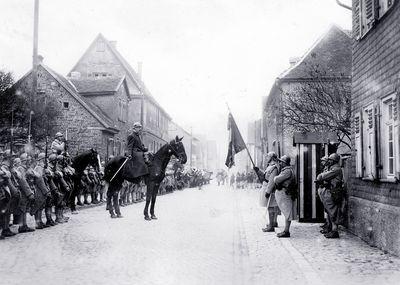 Iconographie - Les honneurs au drapeau au départ de Griesheim