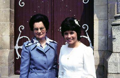 Iconographie - La mariée et sa mère sortant de l'église