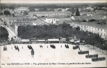 Iconographie - Vue générale de la place d'Armes, à gauche la rue des Sables